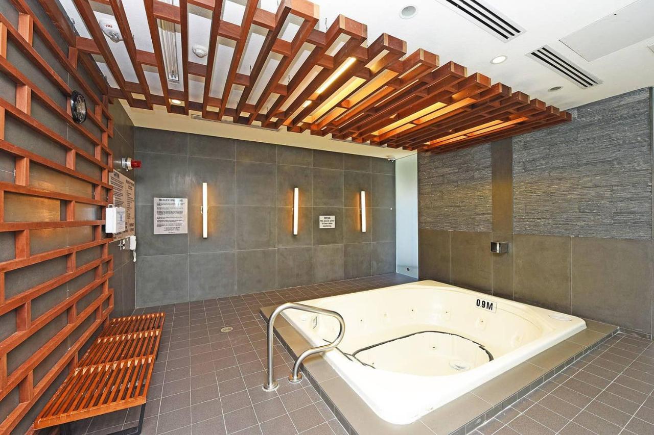 Bright Condo In The Heart Of 토론토 외부 사진